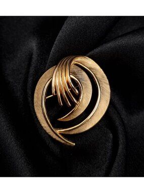 Vintage 1960's CROWN TRIFARI Signed Gold-Tone Abstract Swirl Brooch Pin